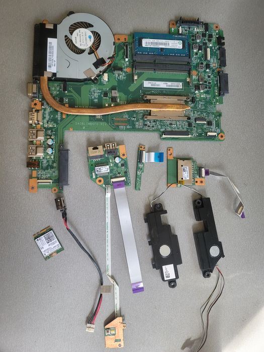 Toshiba L50. Piese placa baza