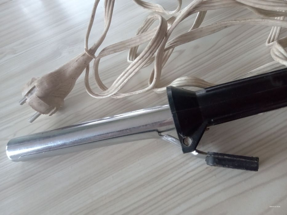 Vând fierbător electric tip ceainic și ondulator de par