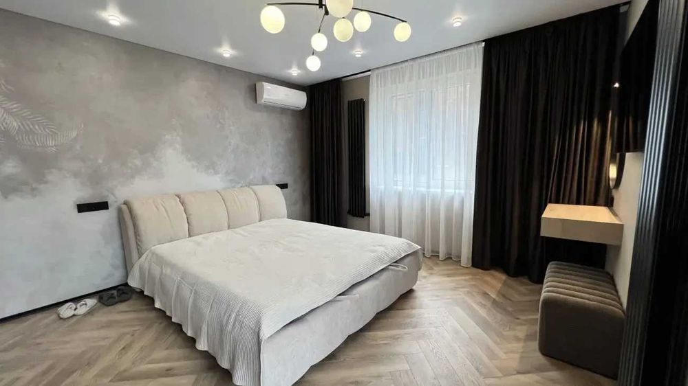 Дава се под наем Тристаен апартамент в София, Център - 90 кв.м за 561 € - Снимка #1