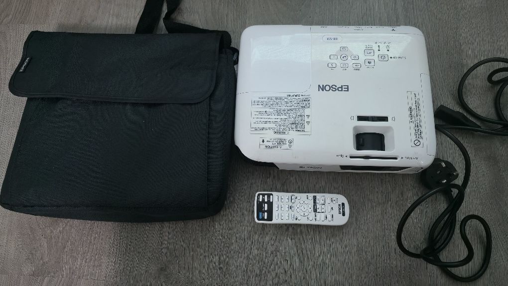 Проектор Epson EB-S31 и Sony VPL-ES3
