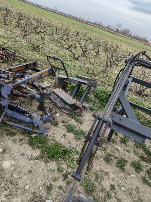 Încărcător frontal tractor