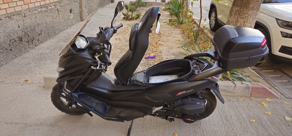 Продается почти новый скутер Skillmax