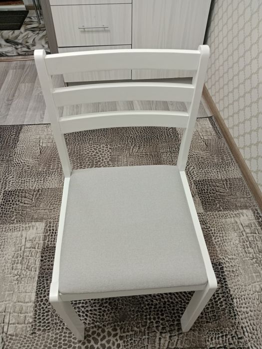 Продаётся стулья 10 000 тг 1 штук.общий 6 штук есть стулья