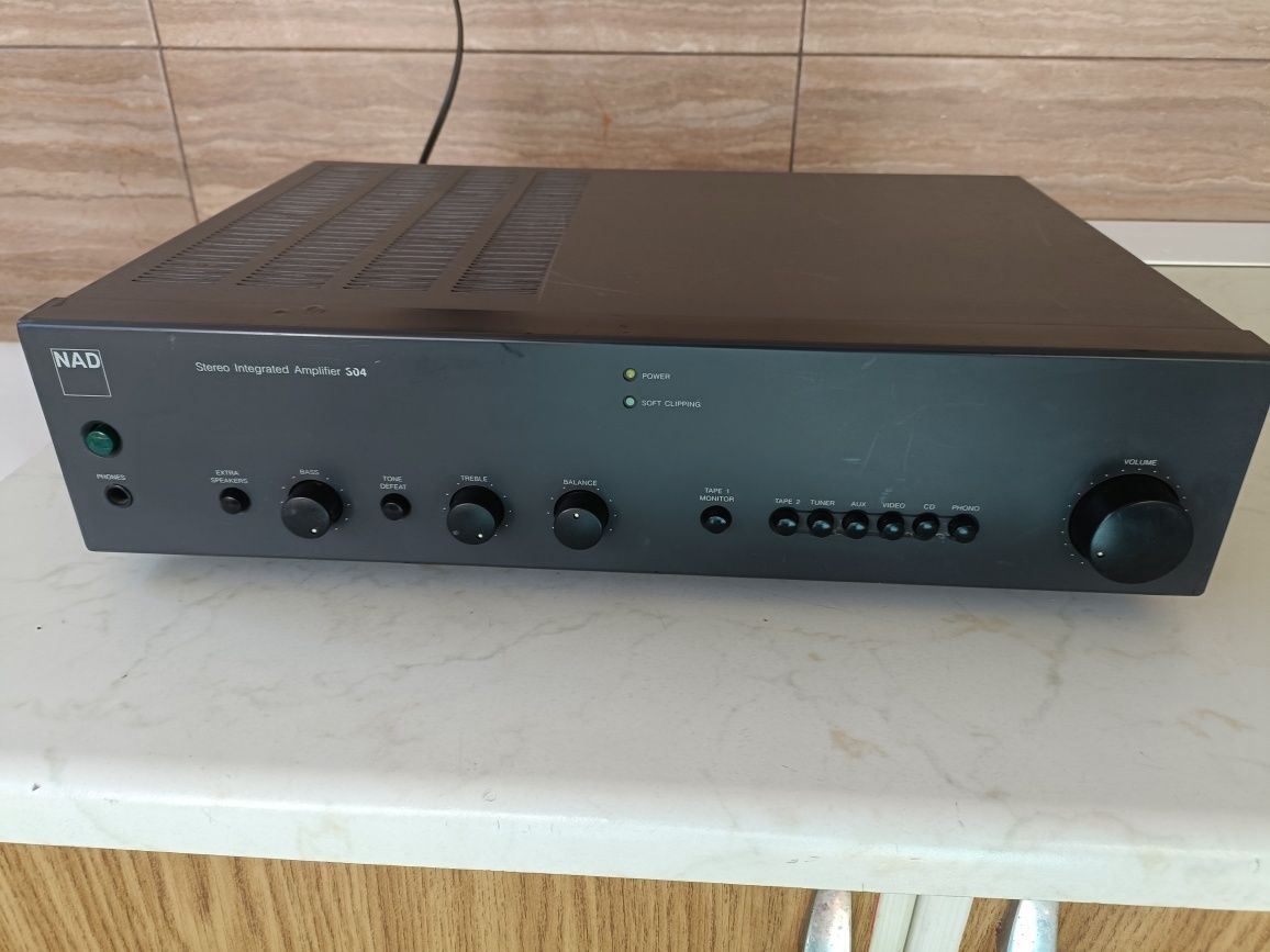 NAD 304, amplificator stereo cu sunet foarte bun, funcțional perfect