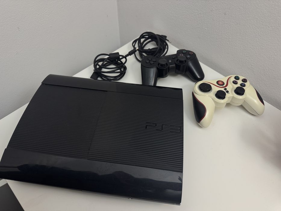 PS3 Slim 500GB + 2 manete + GTA V - stare excelenta
