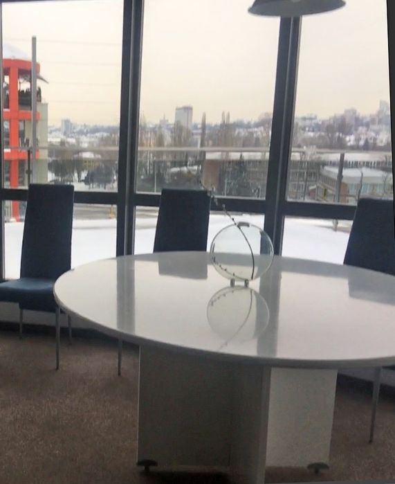 Бяла кръгла маса