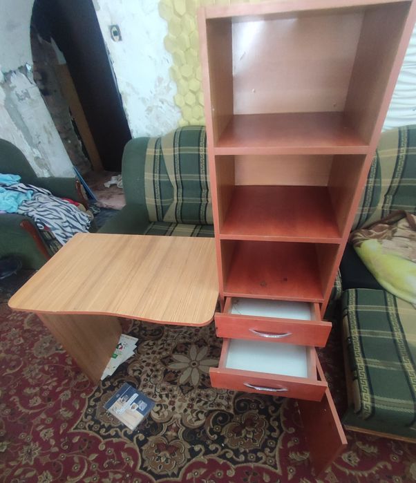 Продам книжный столик для учеников в хорошем состоянии