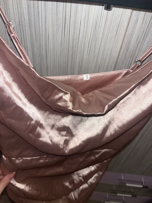 Сатенена рокля пепел от рози