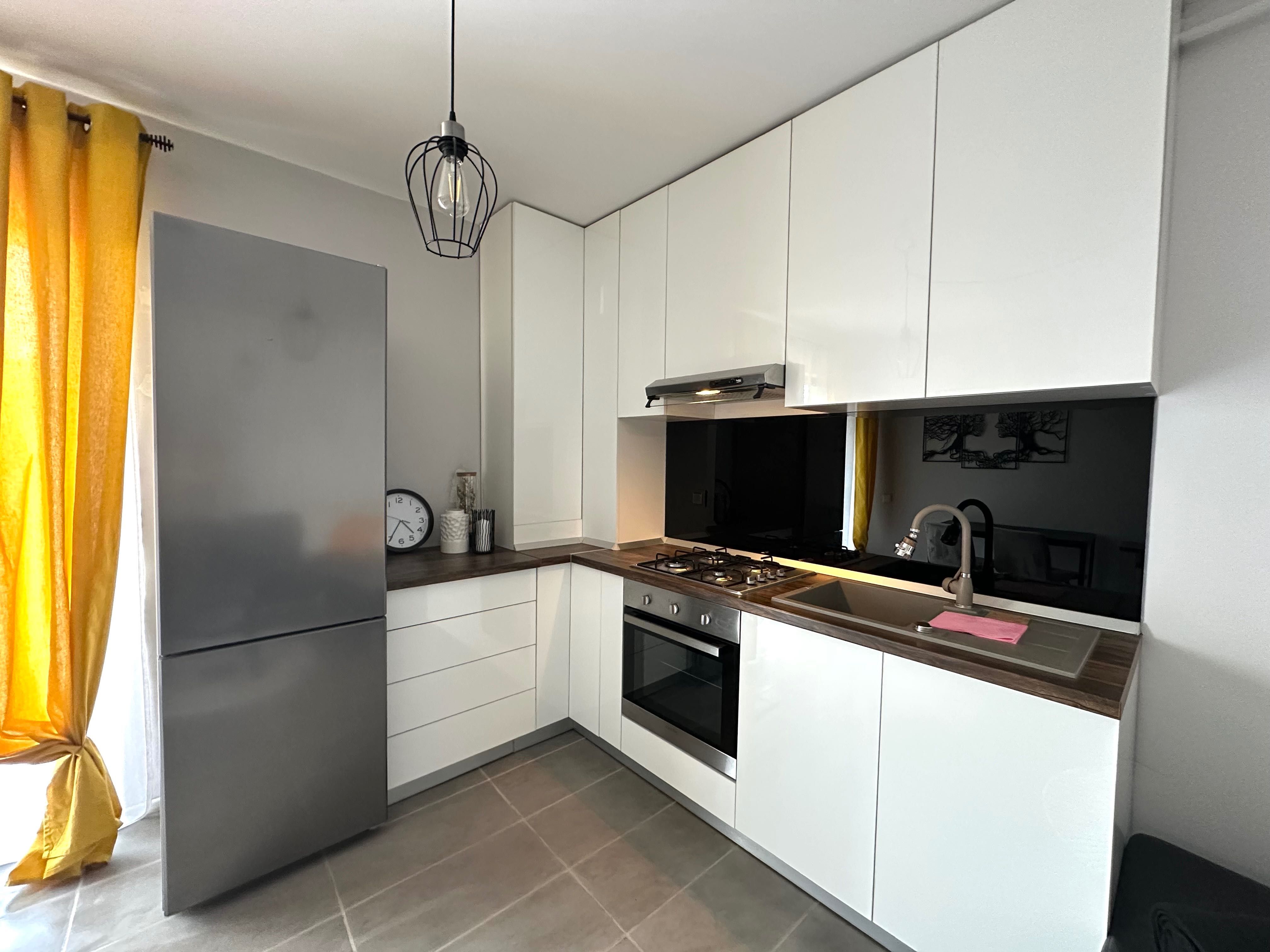 Închiriez apartament cu grădină