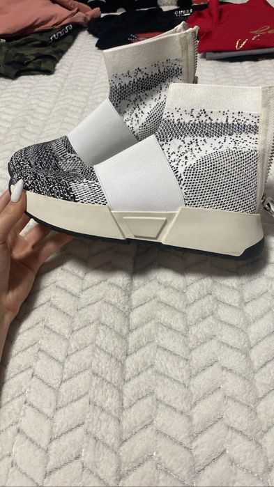 Adidasi DKNY in stare perfecta