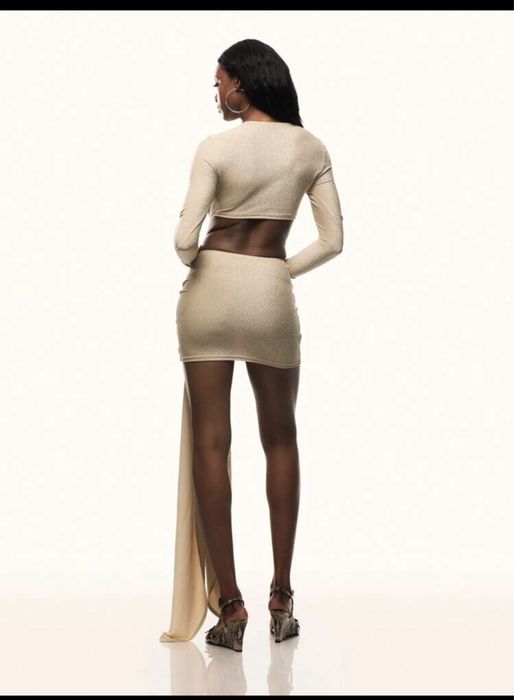 Бежова рокля с дълъг ръкав