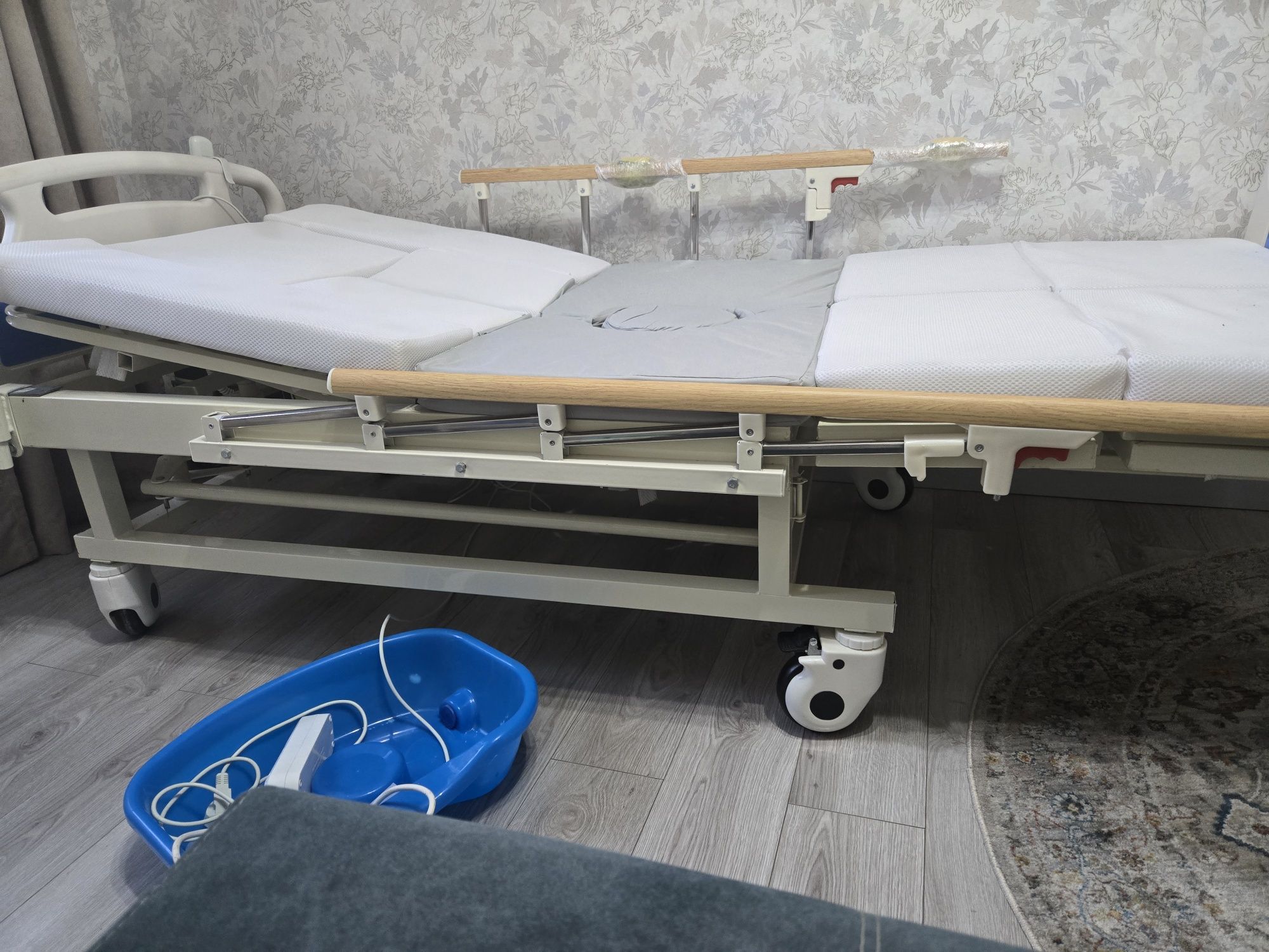 Продам медицинскую кровать трансформер на пульту управления.