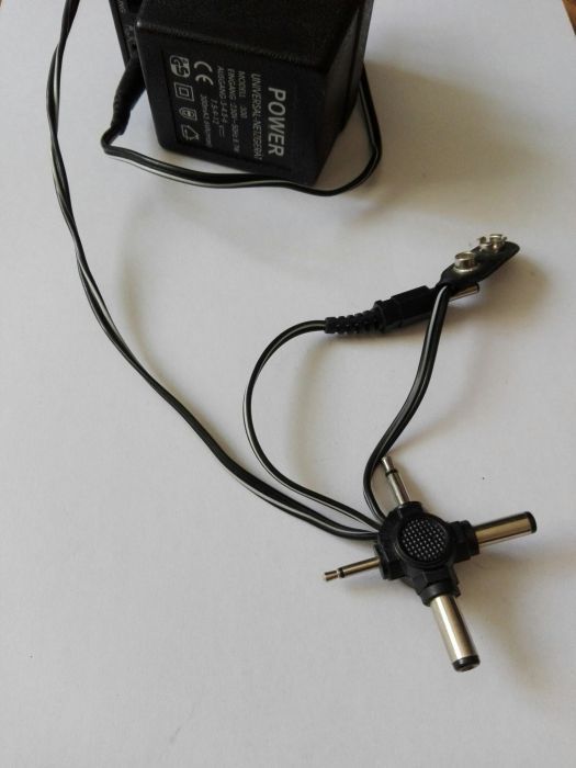 Convertor universal AC DC adaptor cu conectori multiplii