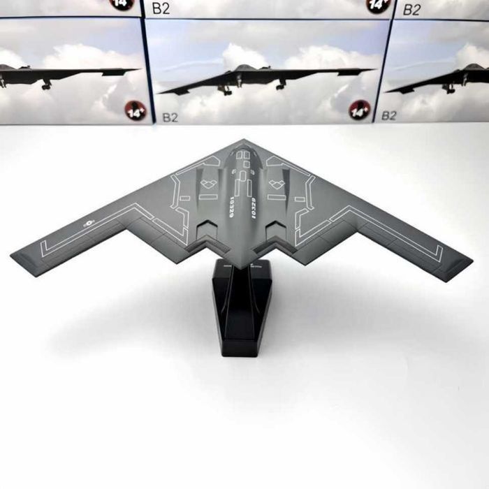 Macheta avion metalica B-2 Spirit Stealth USA 1:200 27cm