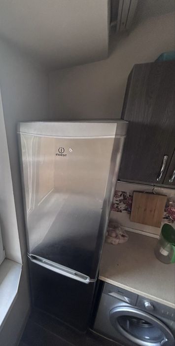 Продам Холодильник indesit