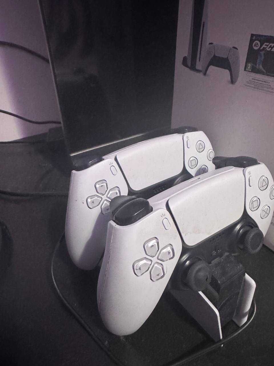 ps5 playstation 5 pro с 2 джойстиками продам игровую приставку