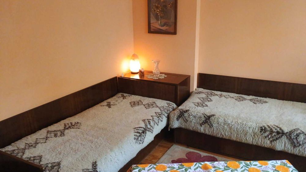 Ъглови легла с ракла  
Намират се в гр. София - център.