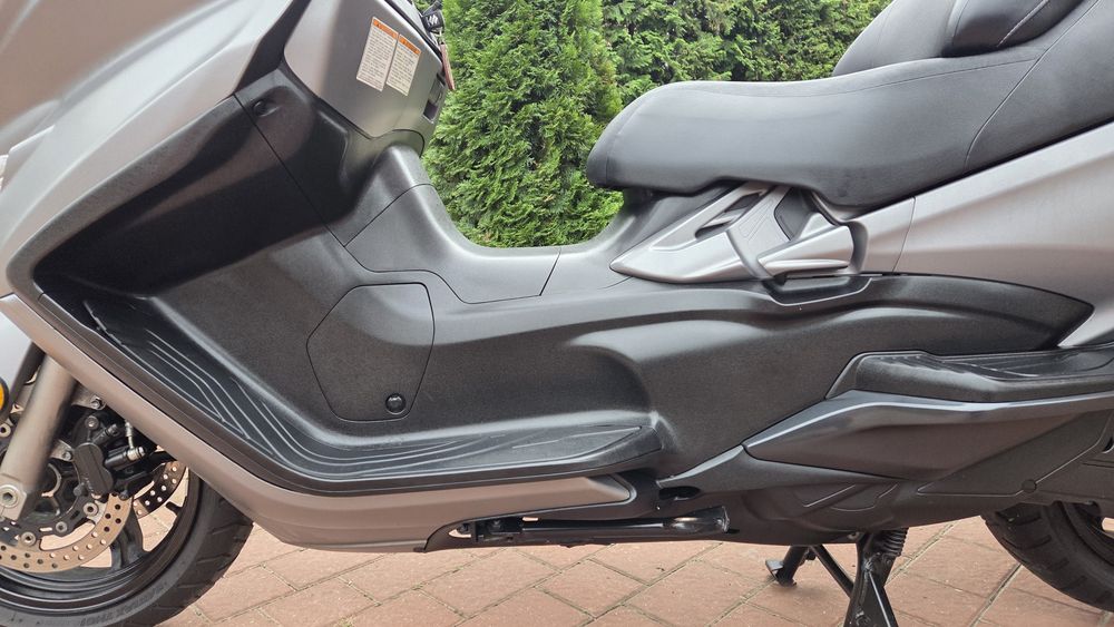 Suzuki Burgman 650, maxiscuter  (Honda Forza, Yamaha TMax, Kimko)
