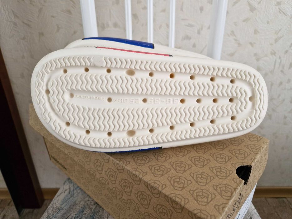 Шлепанцы с оргинальным рисунком новые.