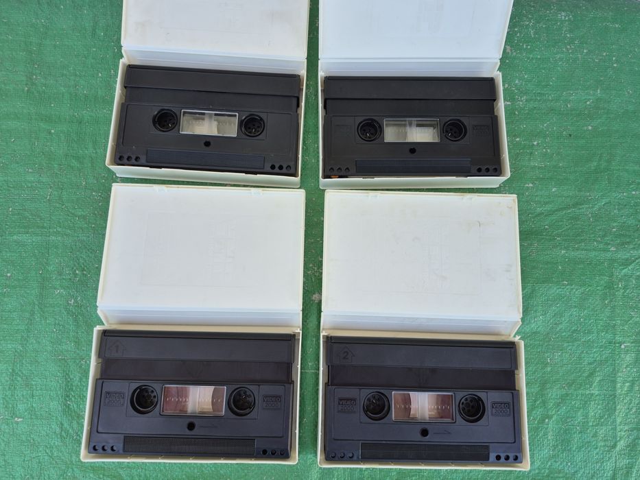 Vând 4 casete video 2000 VCC  ,240 minute. 2×2, colectie de filme