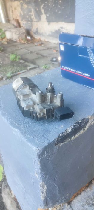 Моторче за чистачки за Passat 5 (става и за Голф 4)