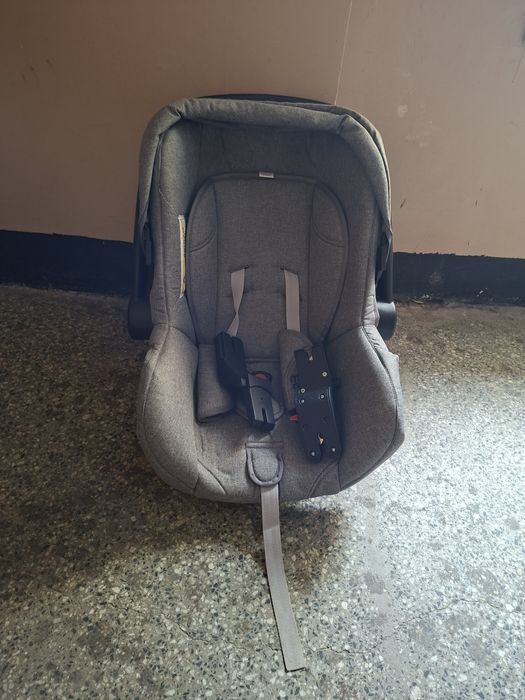 Продавам бебешка количка 3 в1 на марката Moni Polly.