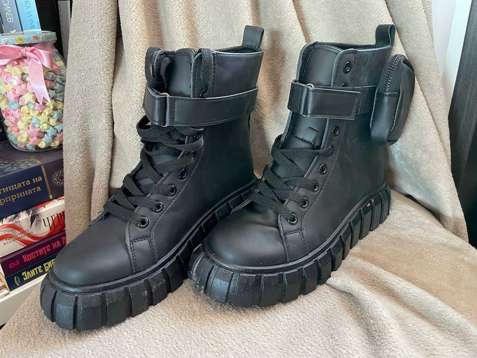 Дамски боти/кубинки с чанти на глезените