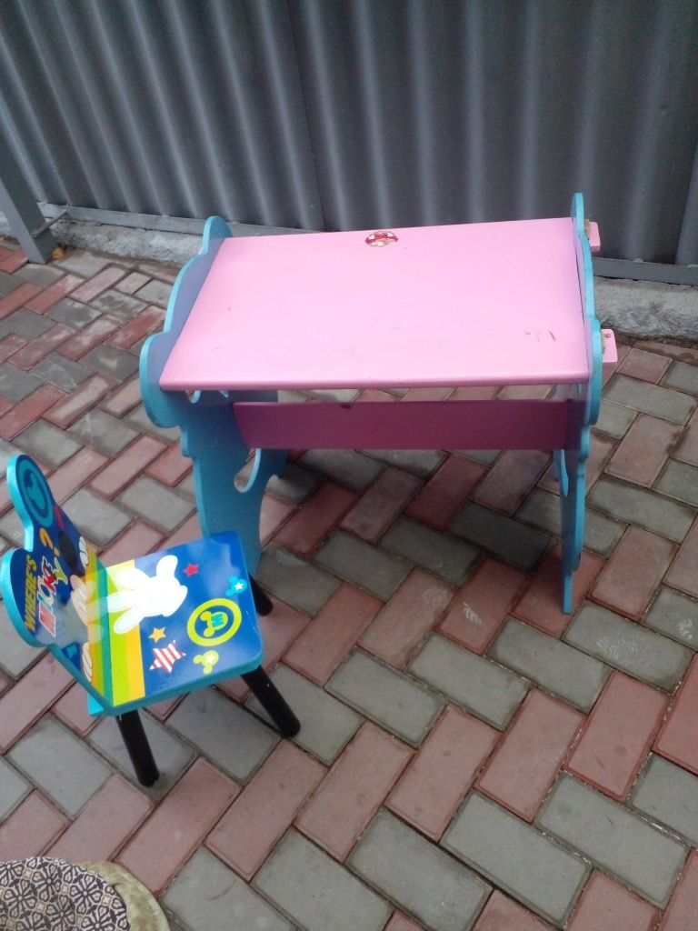 Детский столик с новым стульчиком  для дошкольника