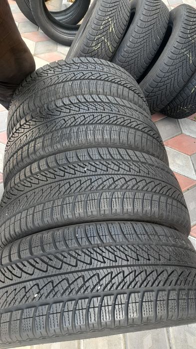 Vand 4 anvelope de iarna 215 45 r17 GOODYEAR foarte bune
