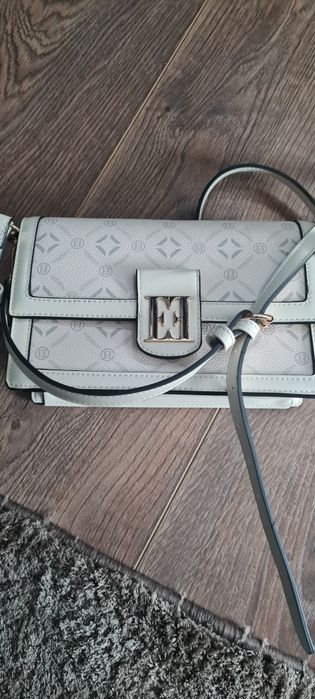 Бяла дамска чанта