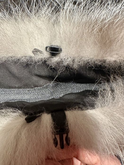 Geaca cu blana de vulpe argintie, accesorizata