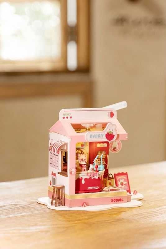 Миниатюрна къщичка Strawberry Milk Box – сладък DIY подарък за момиче