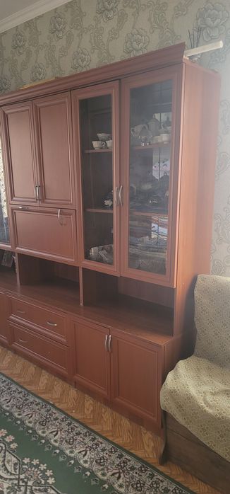 Сервант шкаф  в хорошем состоянии