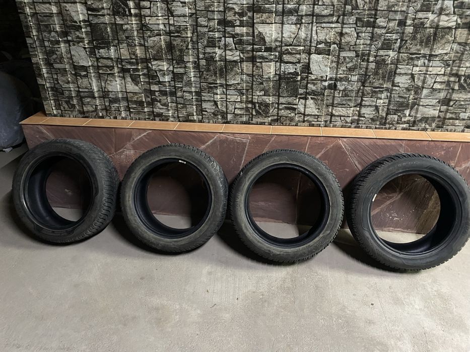 Шины 215/55/17 зимние липучки, елочка отличное состояние