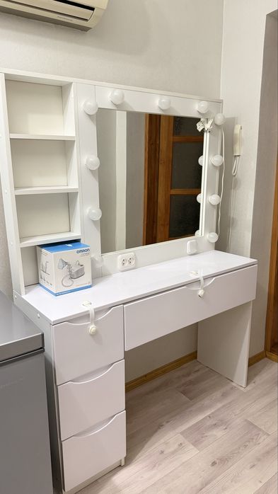 Продам туалетный столик с зеркалом ручной работы за пол цены