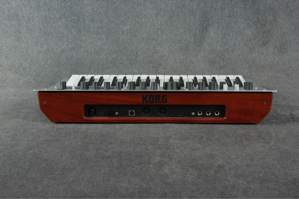 Korg Minilogue синтезатор