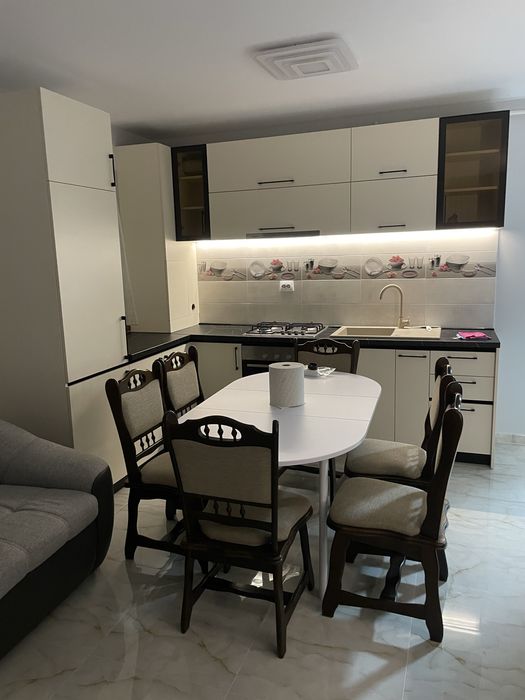 Vand Apartament Cu 3 Camere