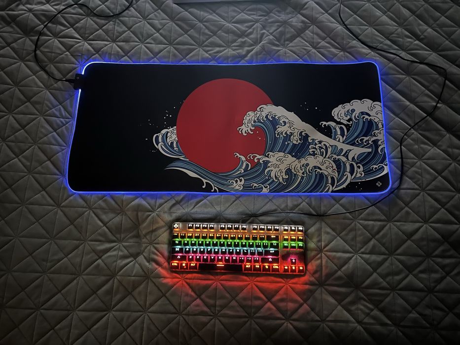 Tastatura si deskmat RGB