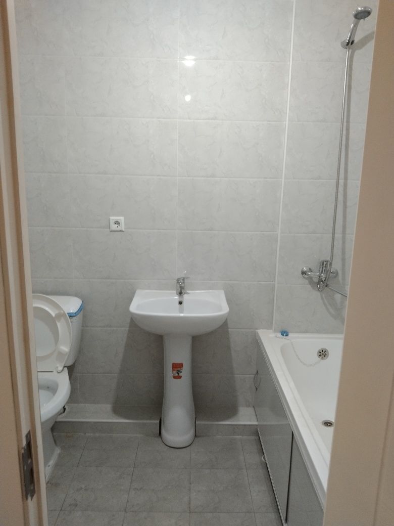 Bez makler Green Park ul. Maxtumquli 2 xonali uy sotiladi