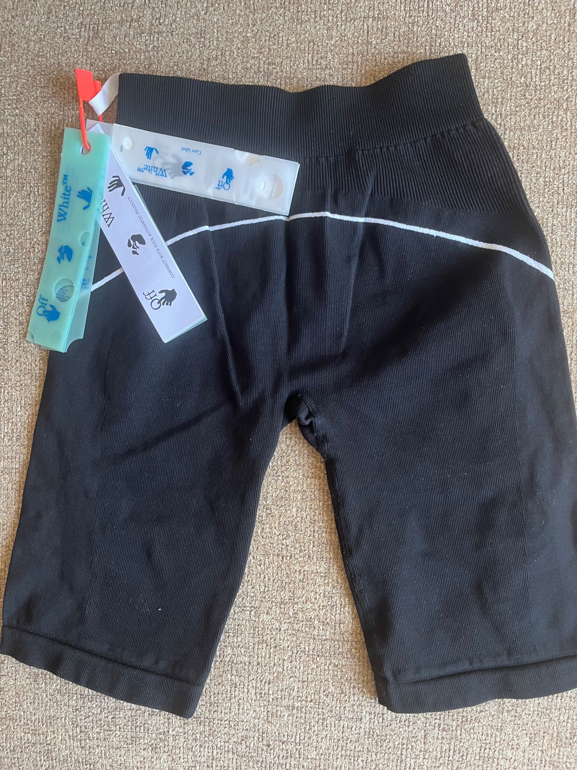Off white/ Alo yoga