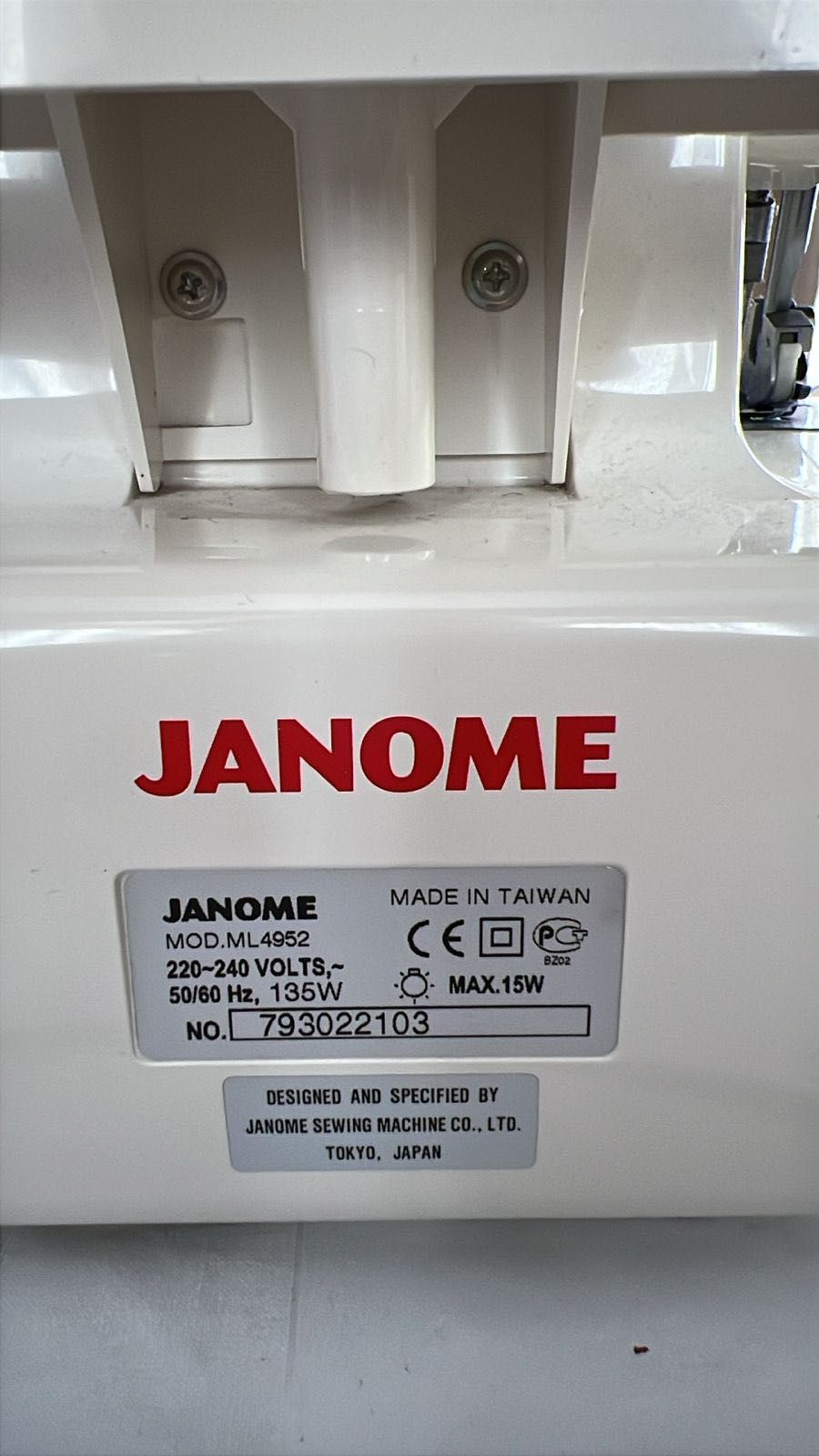 Продам Оверлог Janome 4-х ниточный