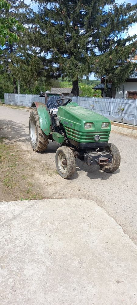 Tractor V523 cu servo directie