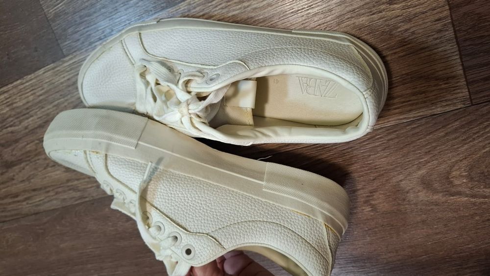 Белые мужские кеды фирмы Zara.