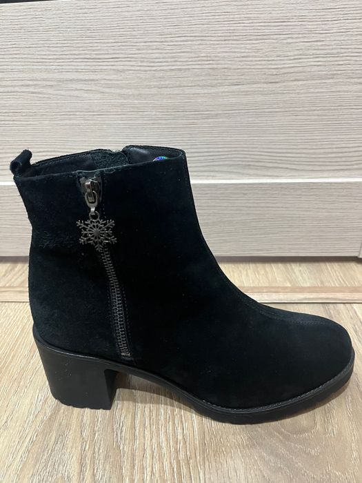 Новые замшевые сапоги