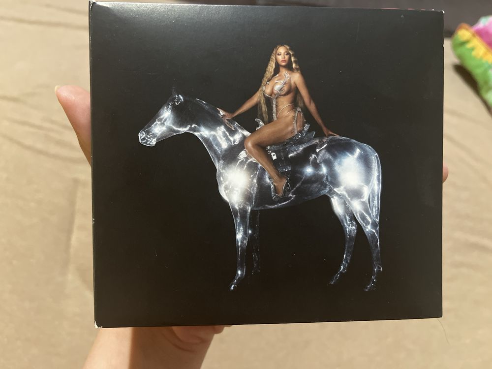 Beyonce албум на диск CD - Rennessance + книжка с visuals и снимки