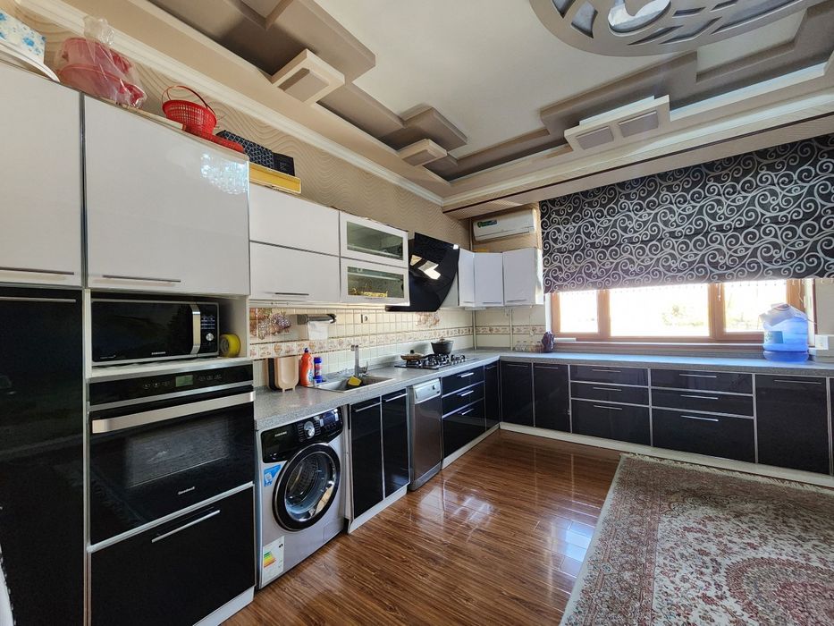 4 xonali hashamatli kvartira sotiladi. 110000$