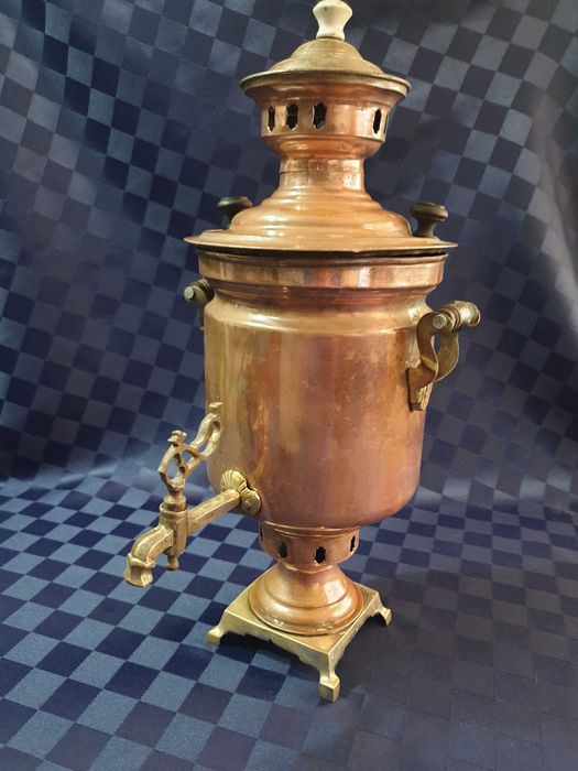 Голям руски имперски самовар и меден самовар на въглища