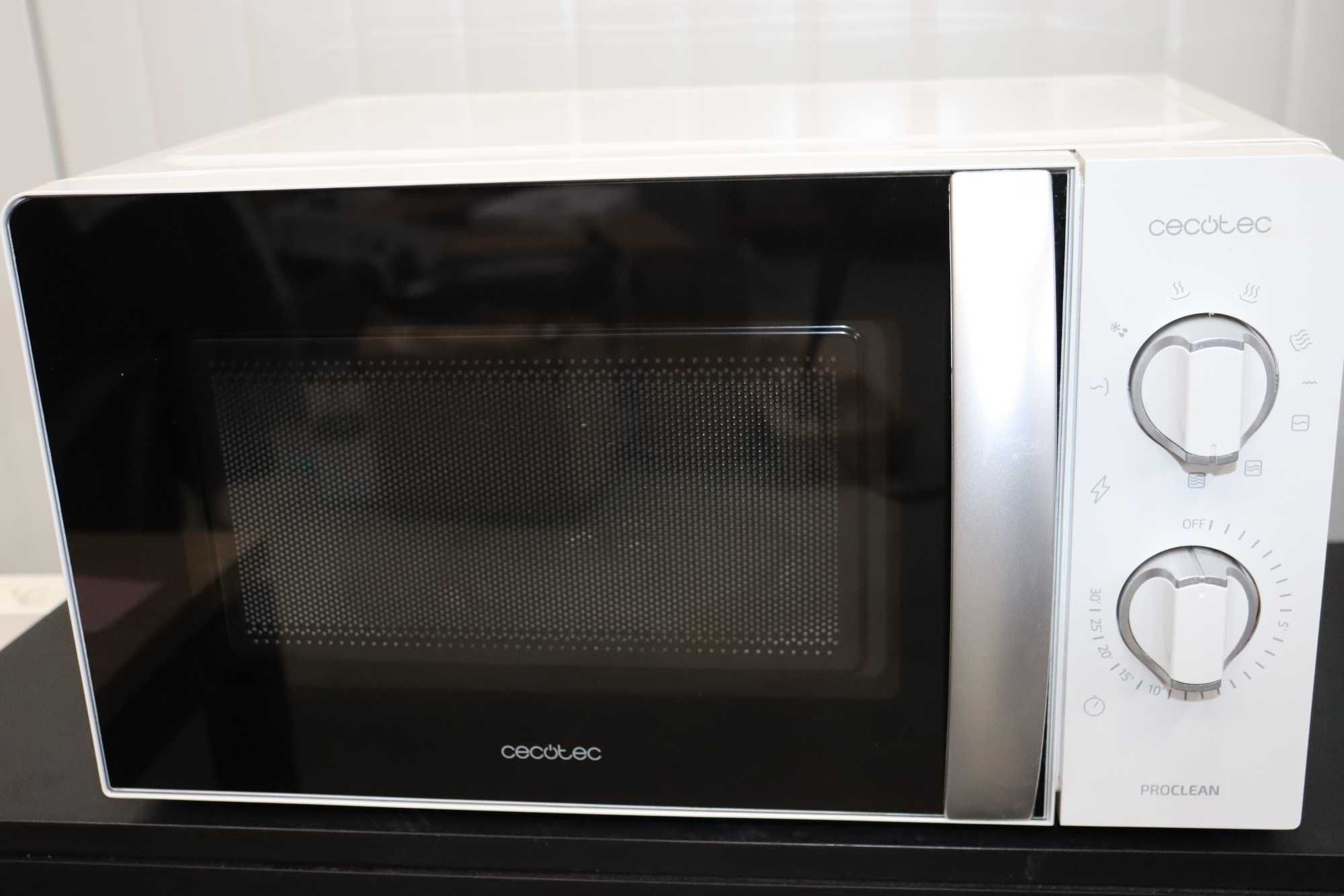 Cecotec Микровълнова фурна с грил ProClean 2110. 700 W с 6 степени,20L