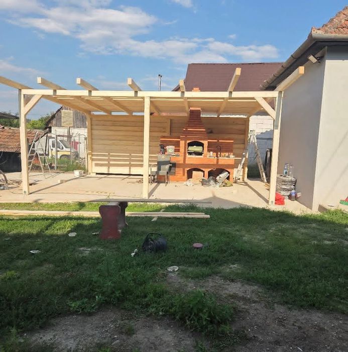 Vând foișore într-o apă din lemn