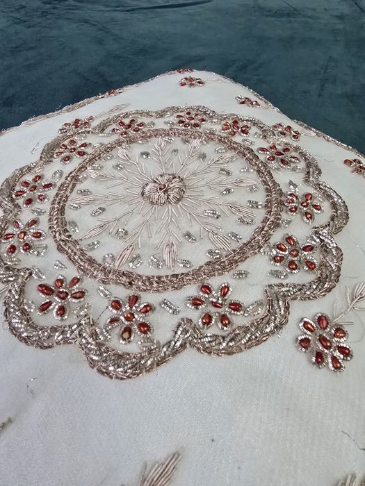 Pernă decorativă brodată manual, ivory – model floral cu mărgele